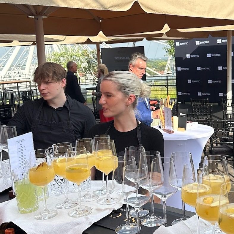 Ein Blick hinter die Theke mit angerichteten Tabletts mit Drinks. Serviert in München von CSL Catering
