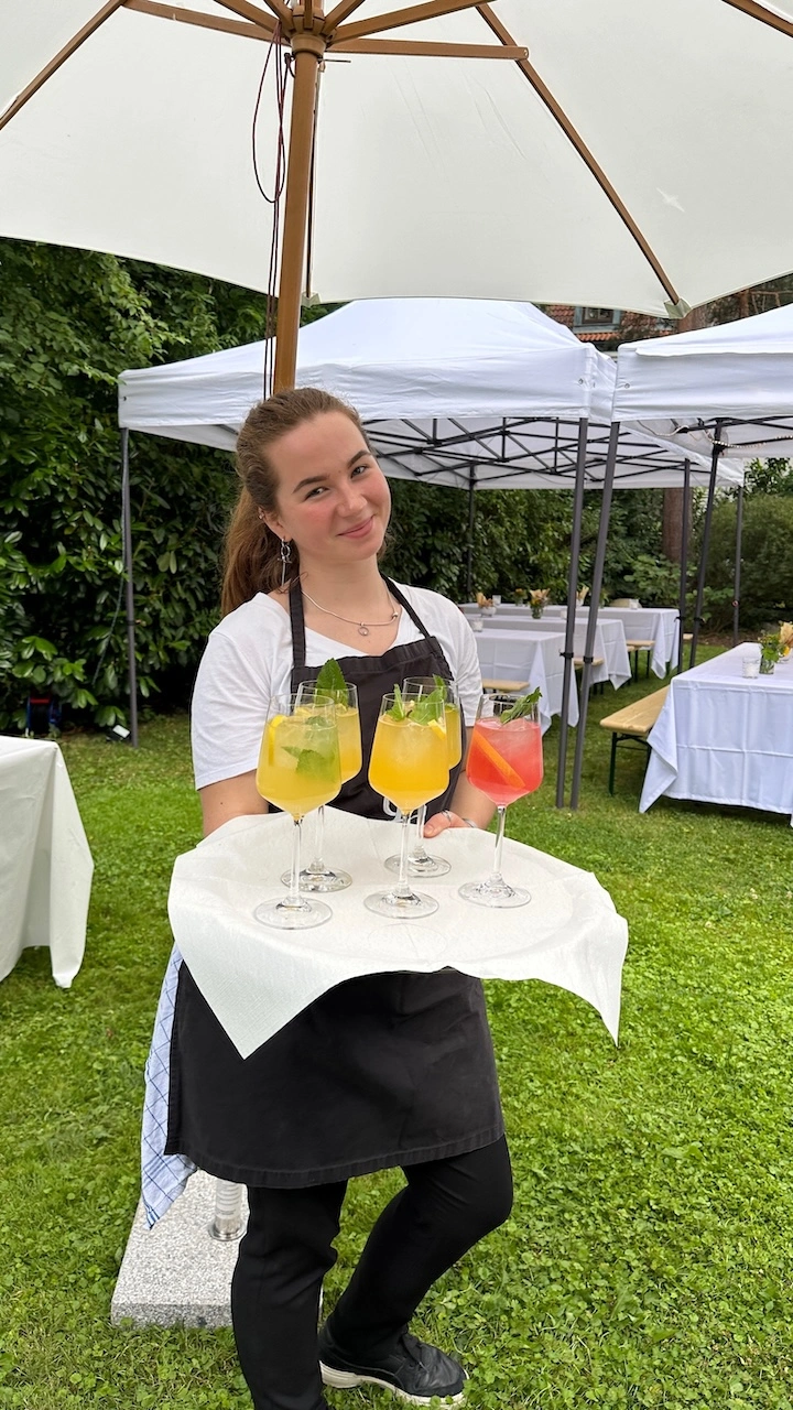 Hochzeitscatering München 28 Eine Service Kraft von CSL Catering München mit einem Signature-Cocktail Tablett